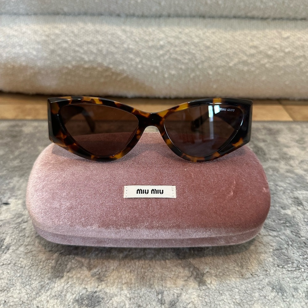 miu miu geometric tortoise sunglasses from SS24